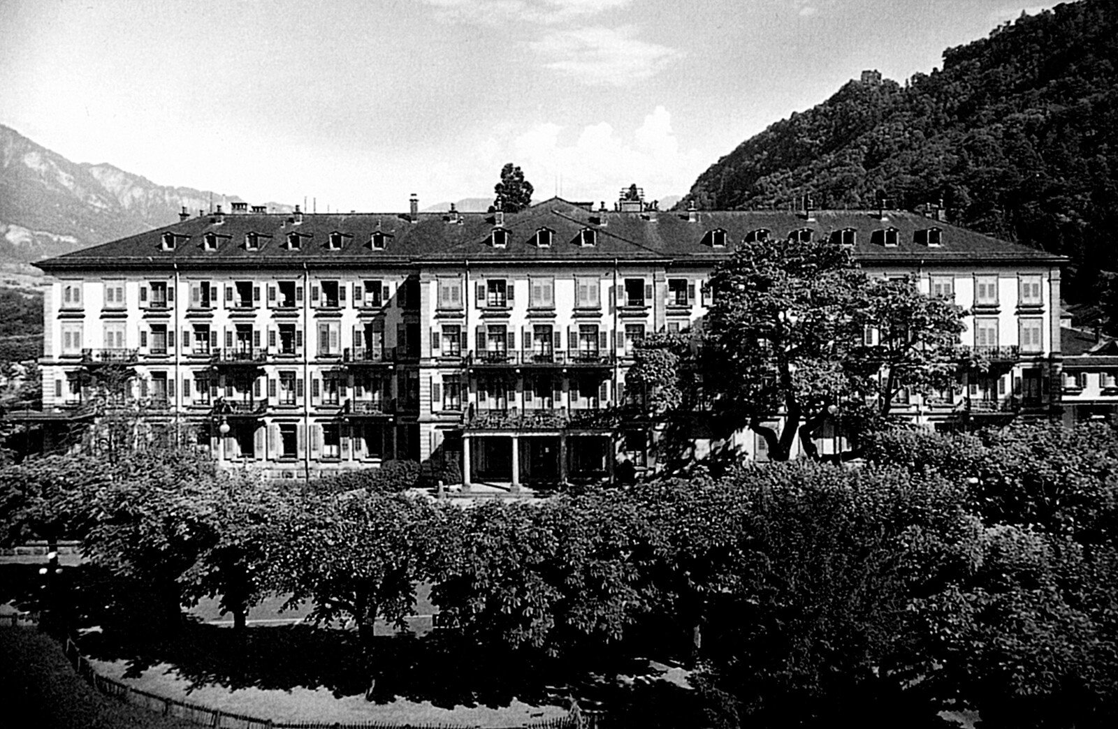 Eine alte Aufnahme vom Hotel Quellenhof des Grand Resort Bad Ragaz von vorne.