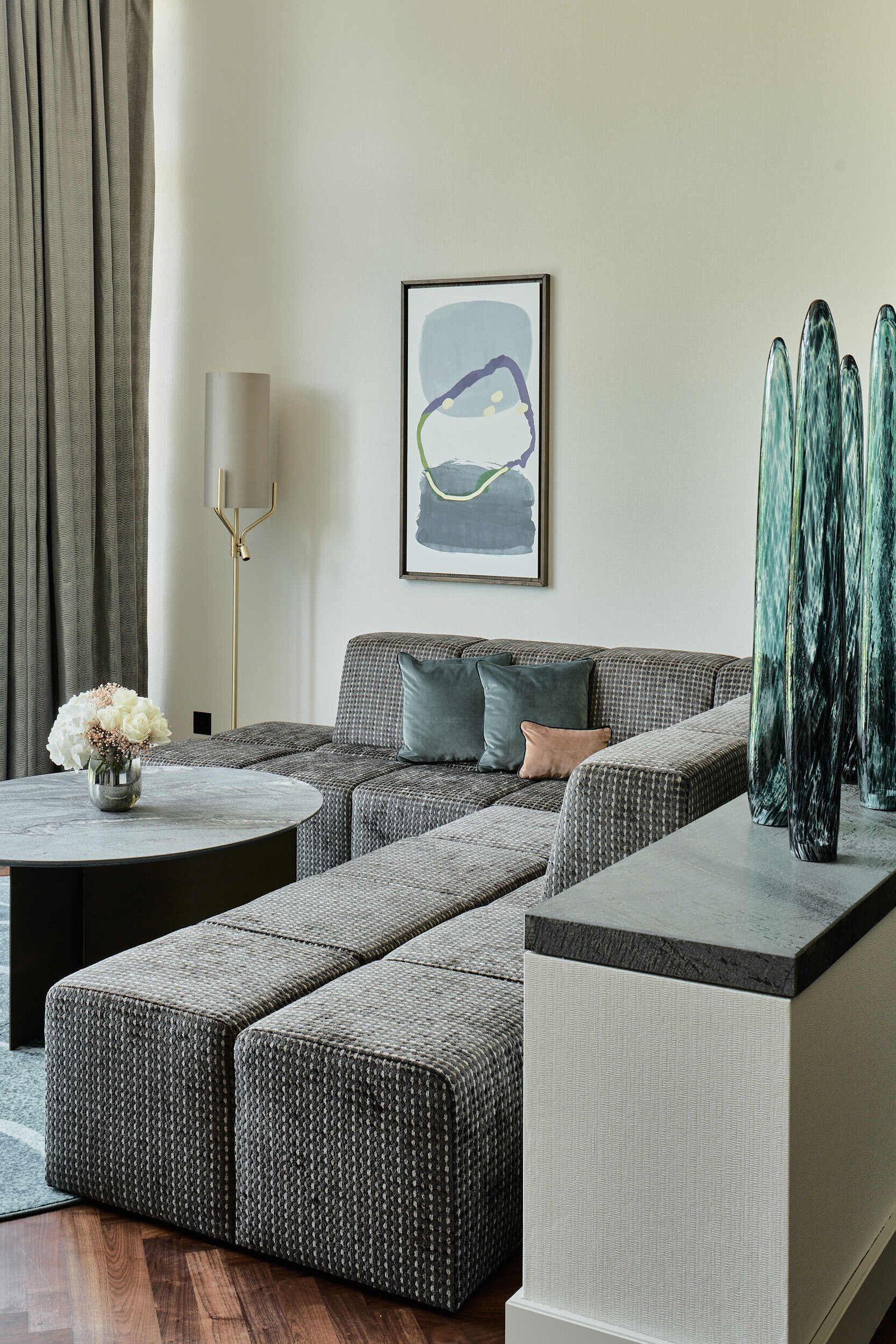 Detailaufnahme der Sitzecke im Wohnbereich einer Deluxe Suite im Grand Hotel Hof Ragaz.