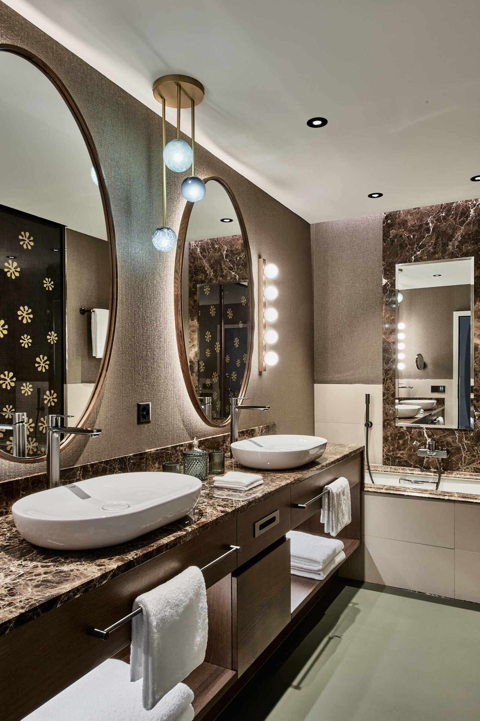 Blick auf die beiden Marmor-Waschtische einer Deluxe Suite im Grand Hotel Hof Ragaz.