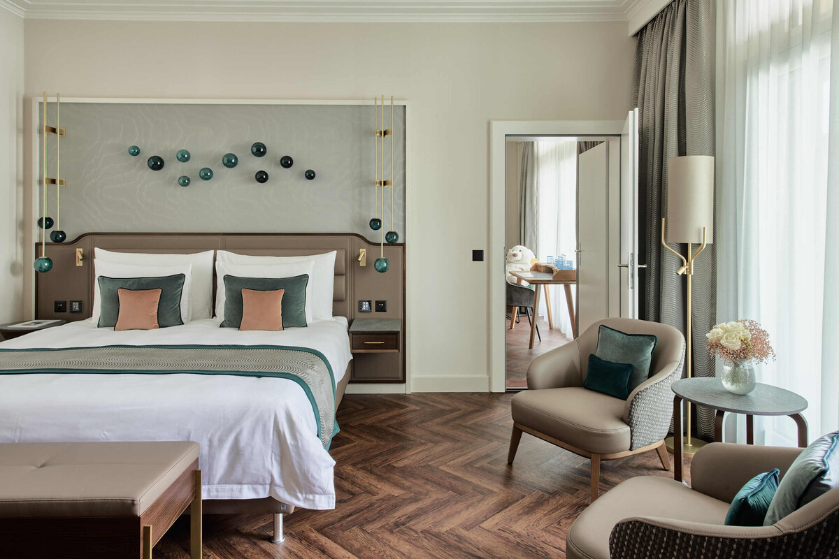 Elternzimmer inklusive Sitzecke im Familienzimmer des Grand Hotel Hof Ragaz.