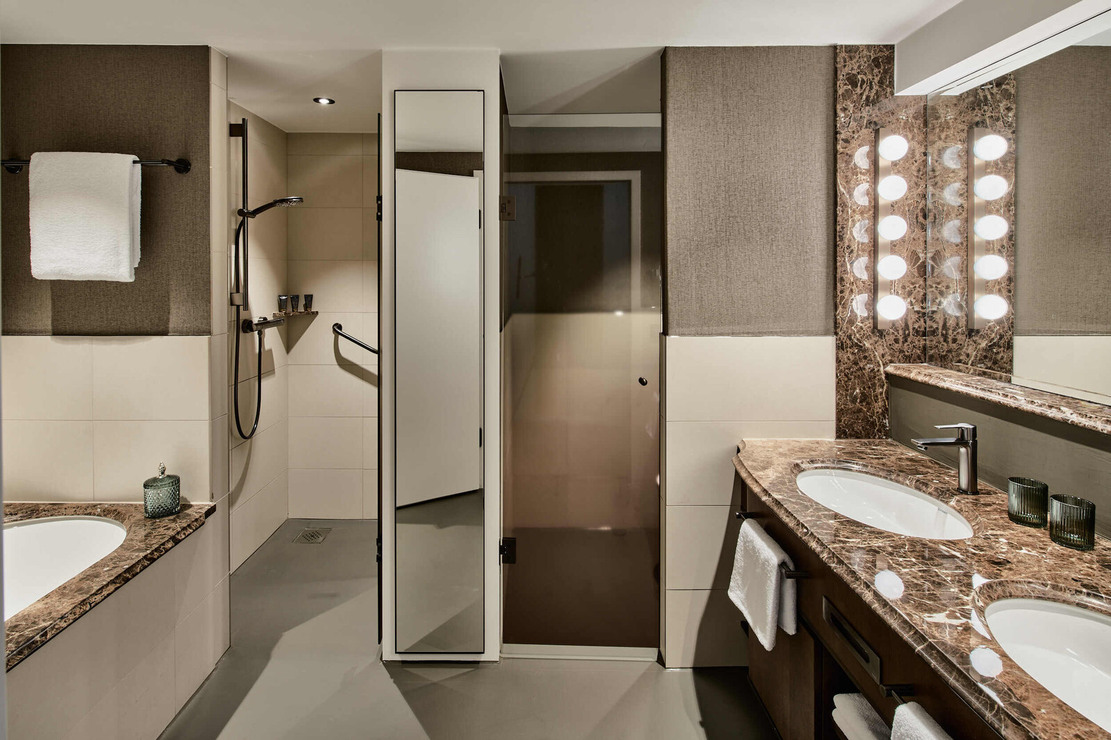 Blick ins Badezimmer eines Familienzimmers im Grand Hotel Hof Ragaz.