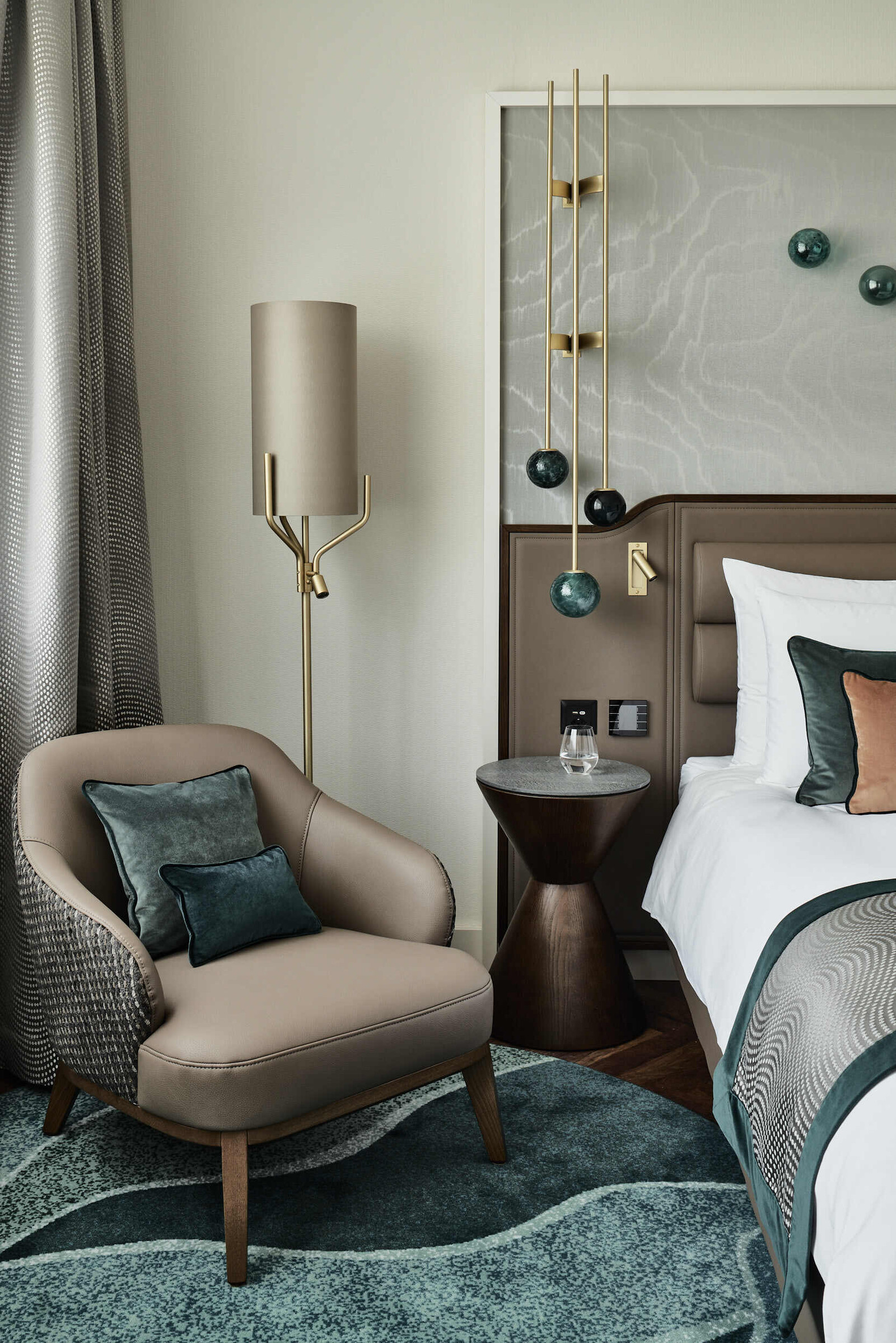 Detailaufnahme eines Sessels, der neben dem Bett einer Grand Deluxe Suite steht.