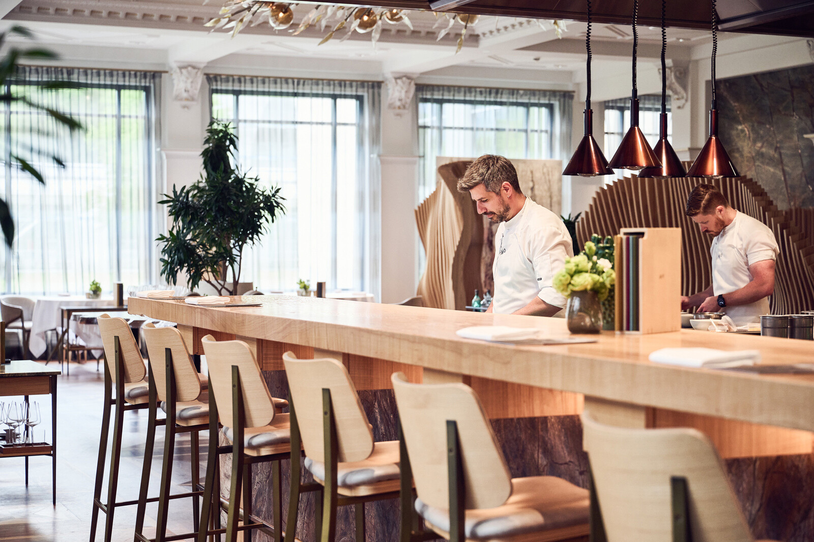 Eine Nahaufnahme der Dekoelemente im Holzboden des Restaurant Sven Wassmer Memories.
