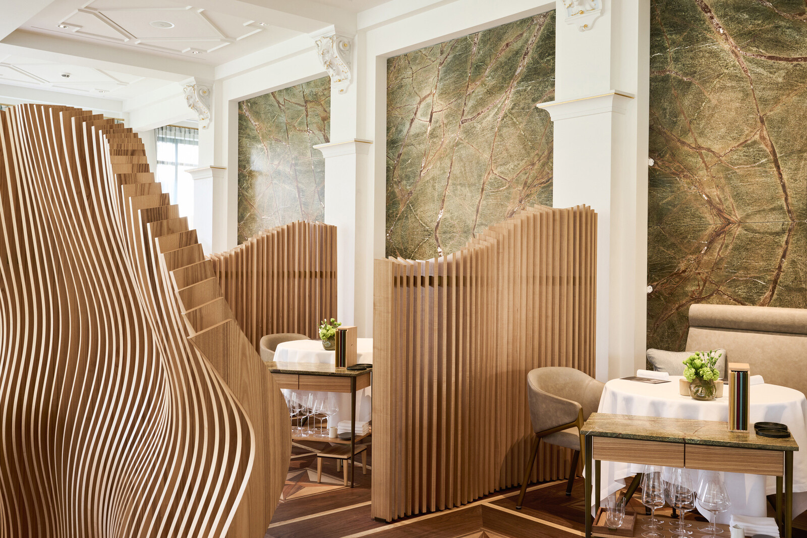 Ein durch eine moderne Holztrennwand separierter Tisch im Restaurant Memories