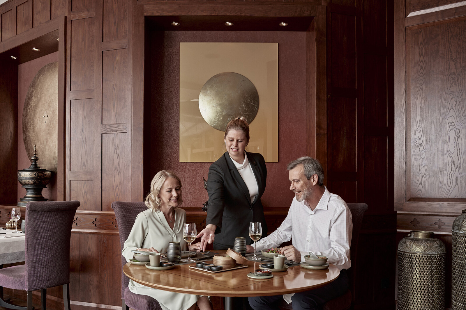 Ein älteres Paar geniesst ein Abendessen im Namun.