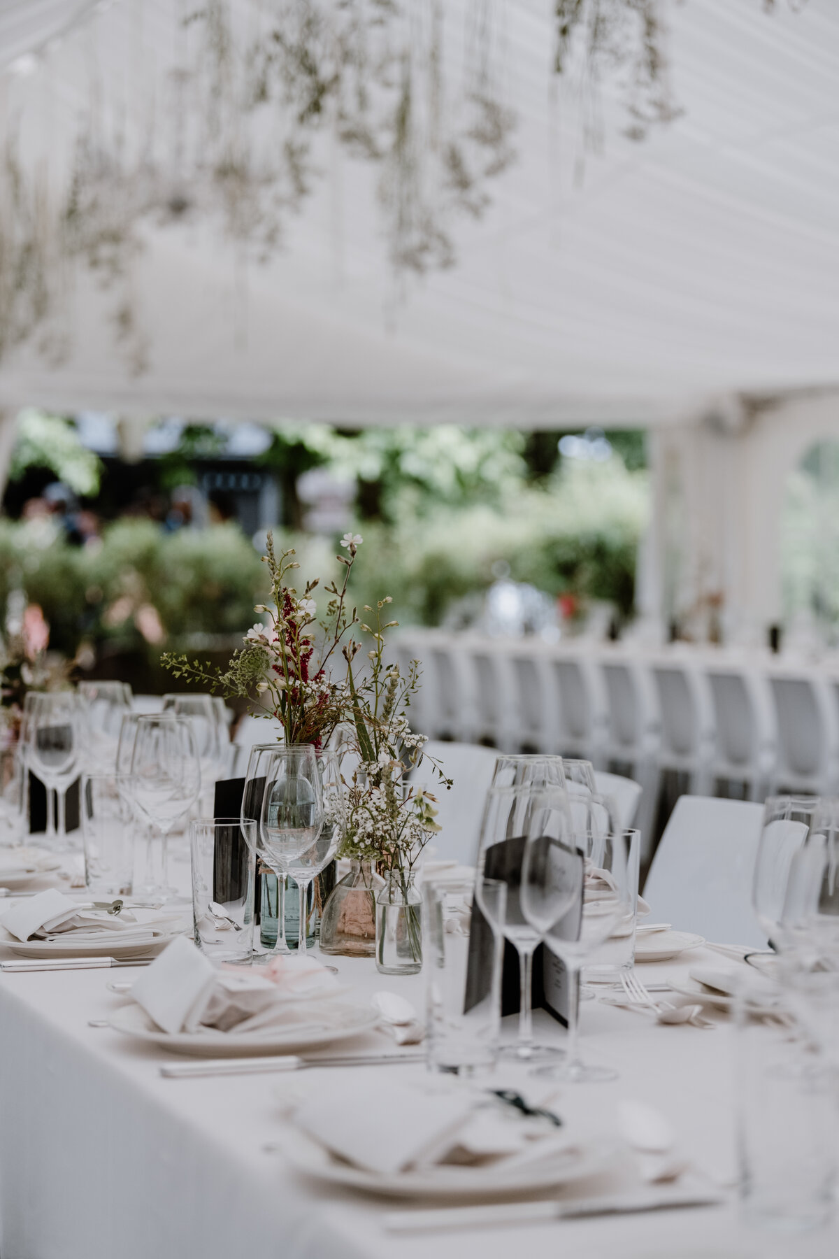 Ein weiss gedeckter Tisch mit Teller, Weinglässer und passender Dekoration im Grand Resort Bad Ragaz.