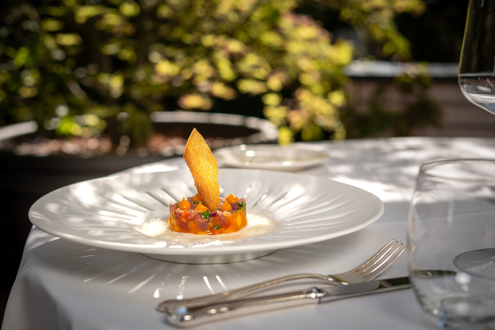 Eine Portion Thunfisch verziert mit Mango-Schnitte.