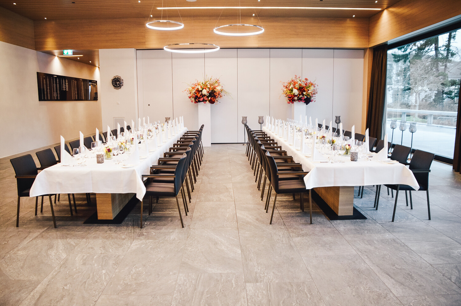 Zwei festlich eingedeckte Tische im Restraunt Gladys im Golf Club Bad Ragaz