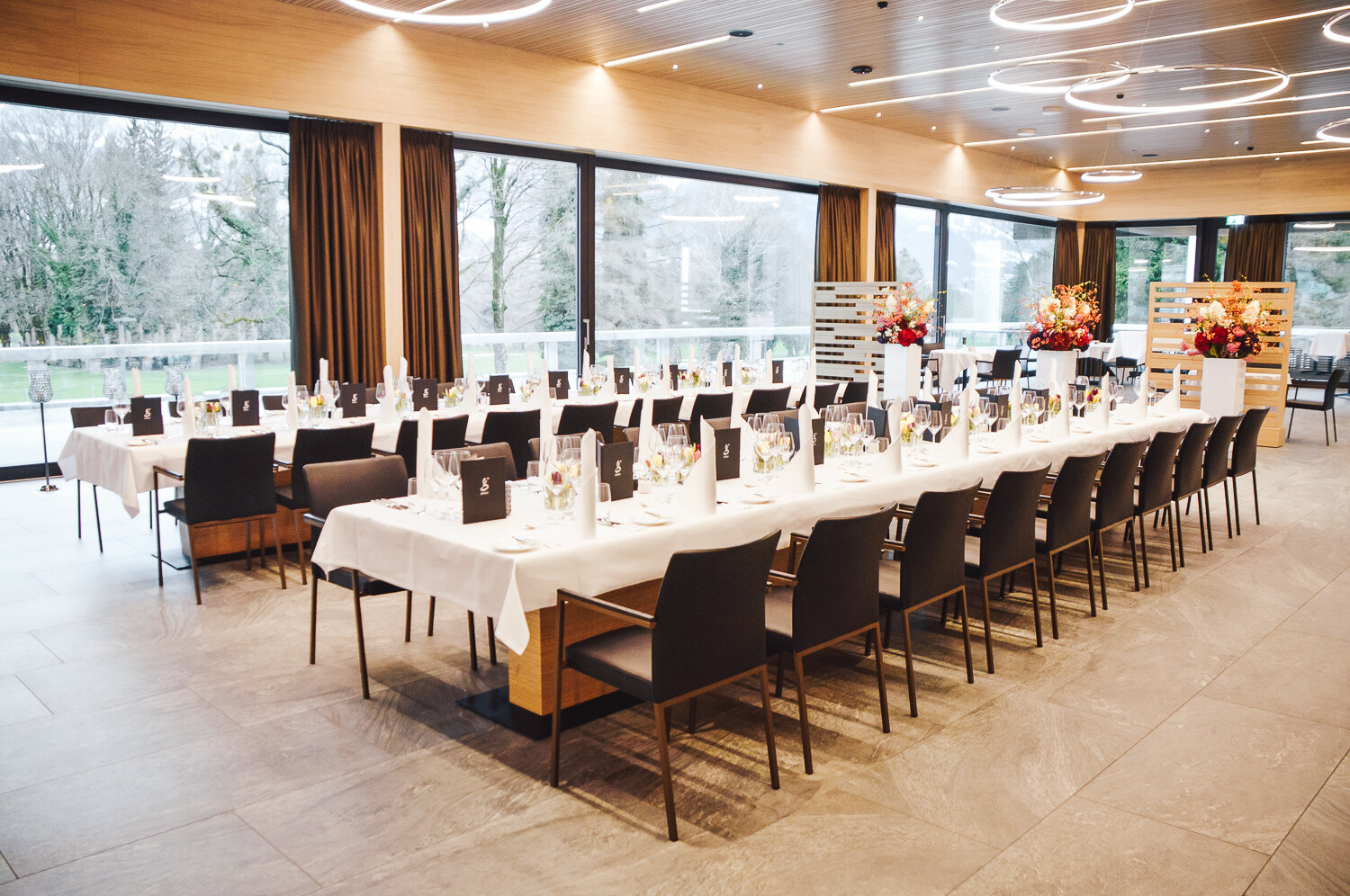 Festlich gedeckte Tafeln im Restaurant Gladys im Golf Club Bad Ragaz