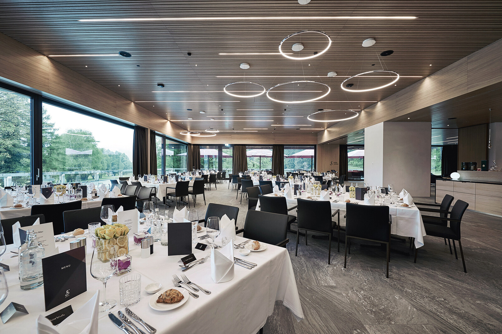 Stilvoll eingedeckte Tische für einen Empfang im Golf Club Bad Ragaz.