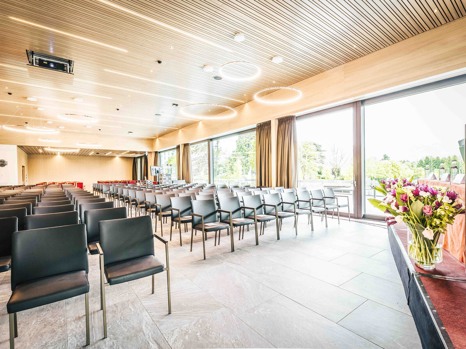 Der Saal im Golf Club Bad Ragaz mit großer Fensterfront bestuhlt für ein Meeting.