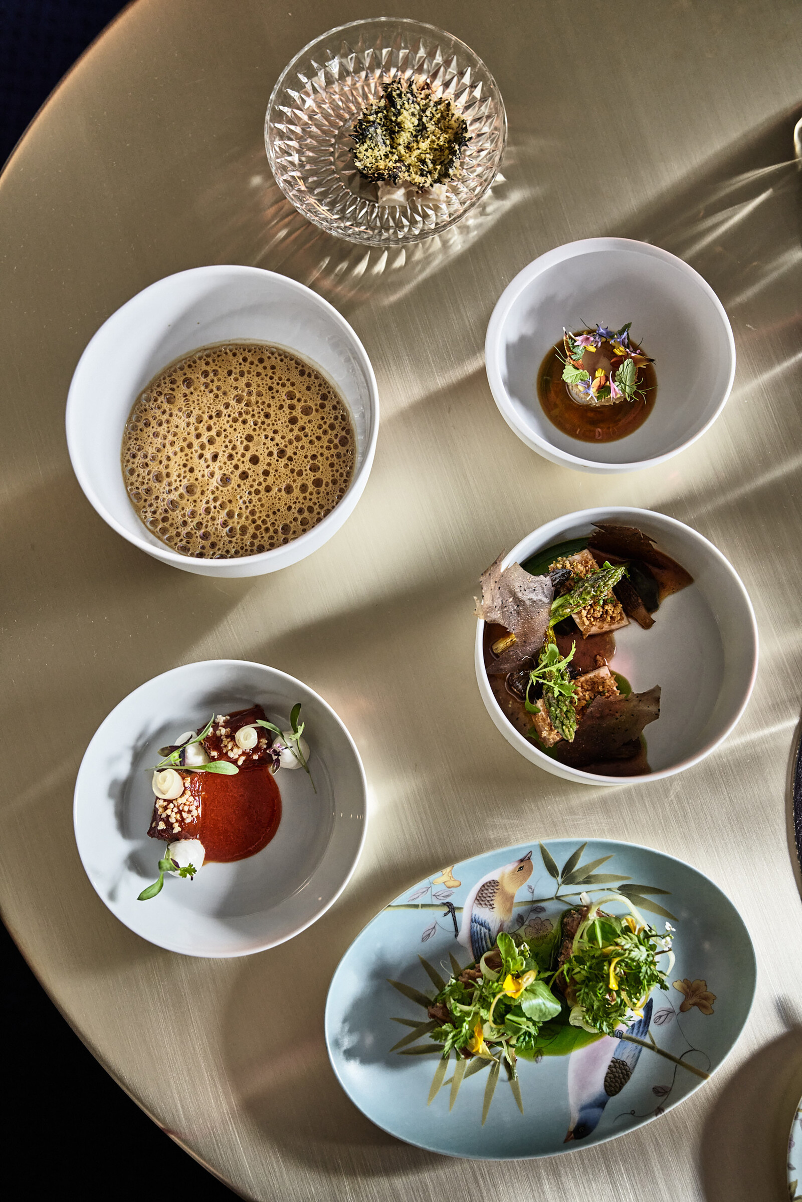 Verschiedene kreativ zubereitete Gerichte aus der Igniv Küche auf einem hellen Tisch.