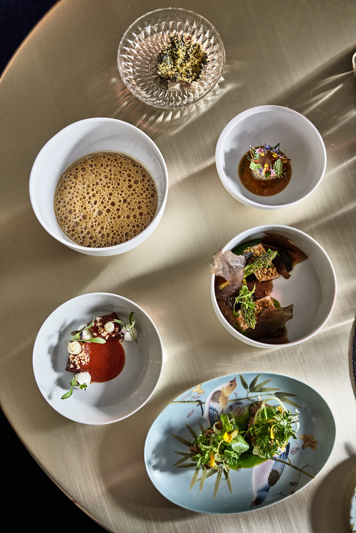 Verschiedene kreativ zubereitete Gerichte aus der Igniv Küche auf einem hellen Tisch.