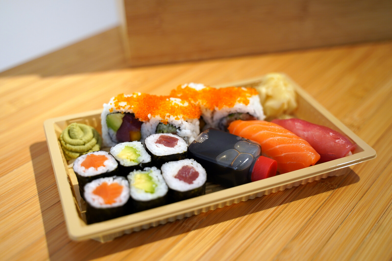 Eine Packung Sushi Die Sushi kammen aus dem Koiso, dem Sushi Take-away des Grand Resort Bad Ragaz.