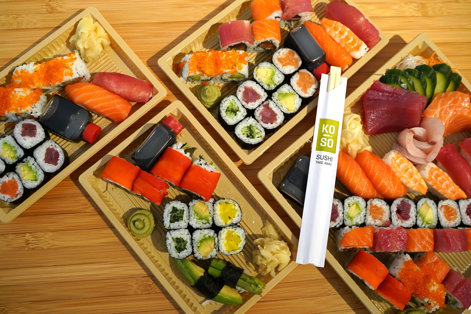 Sushi mit Stäbchen. Die Sushi kammen aus dem Koiso, dem Sushi Take-away des Grand Resort Bad Ragaz.