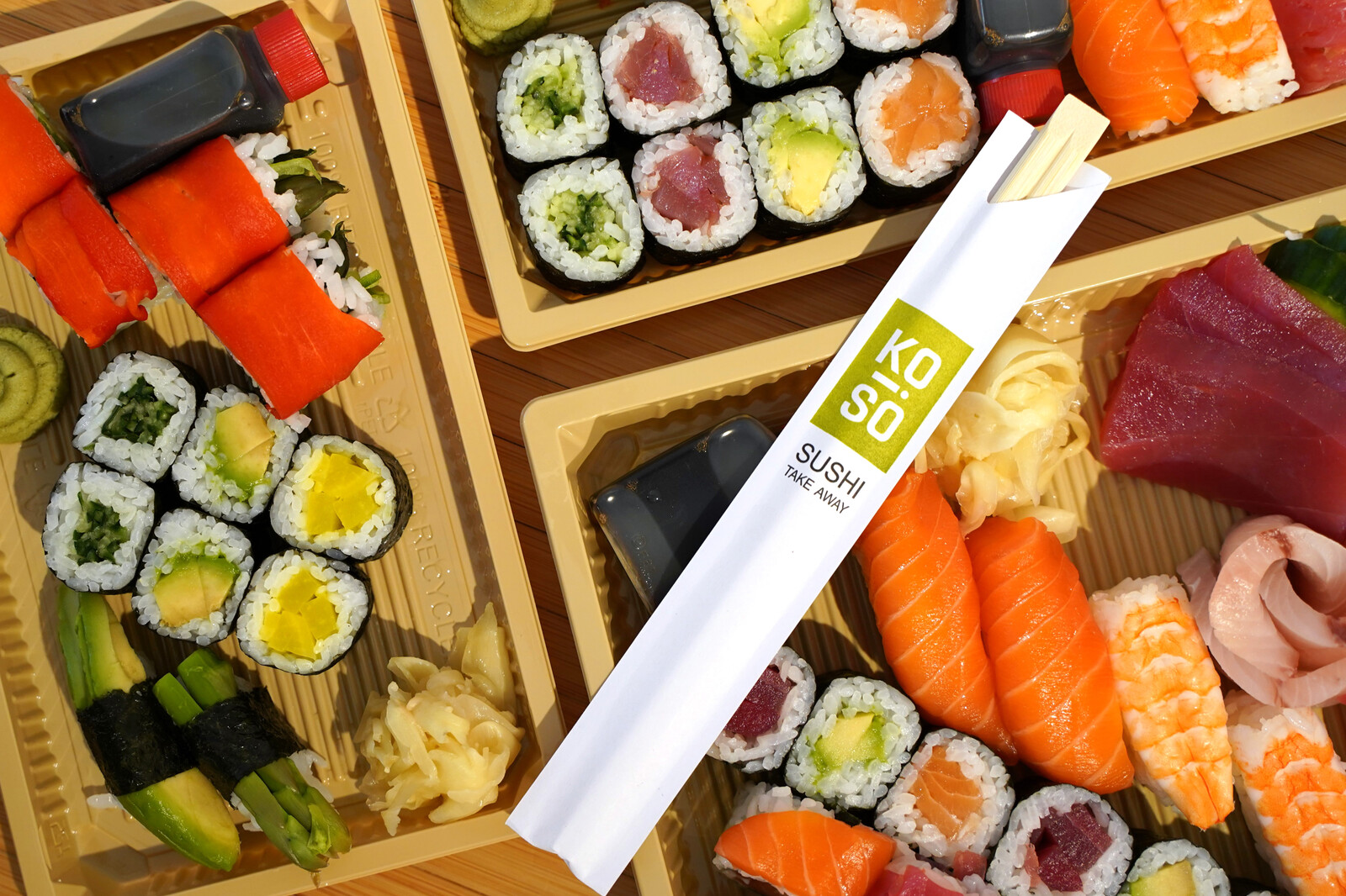 Sushi mit Stäbchen aus der Nähe. Die Sushi kammen aus dem Koiso, dem Sushi Take-away des Grand Resort Bad Ragaz.