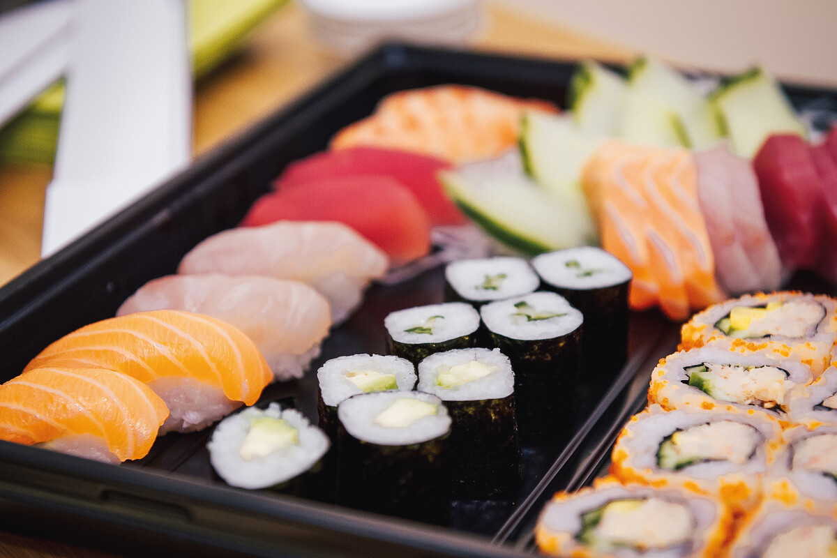 Eine Sushi Family Box mit je 8 Stück Maki, Nigiri, California Rools & Sashimi aus dem KOiSO.