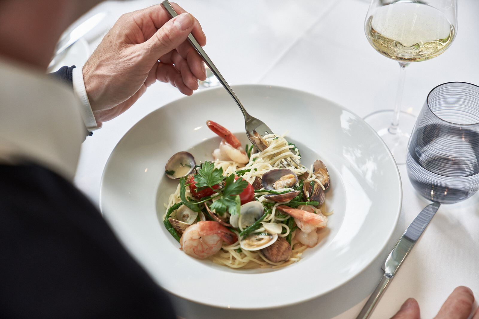 Frisch zubereitete Spaghetti mit Meeresfrüchten serviert auf einem weissen Teller im Restaurant Olives d'Or.