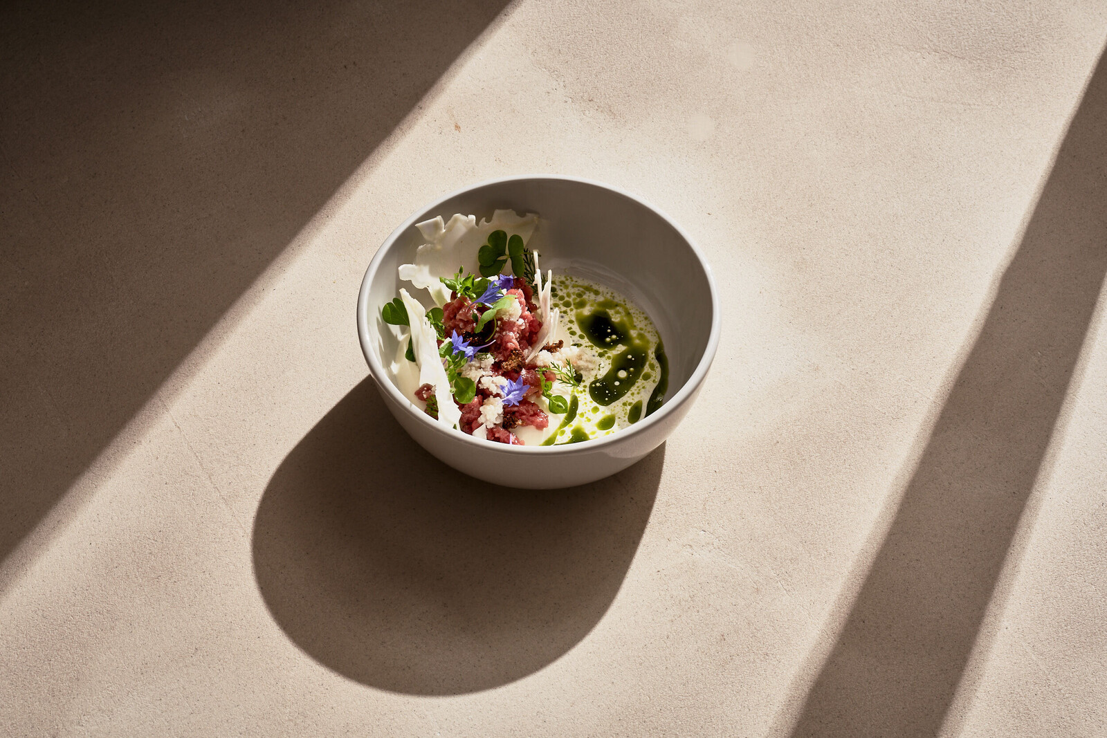 Präsentation einer Schüssel mit Essen im Restraunt Verve