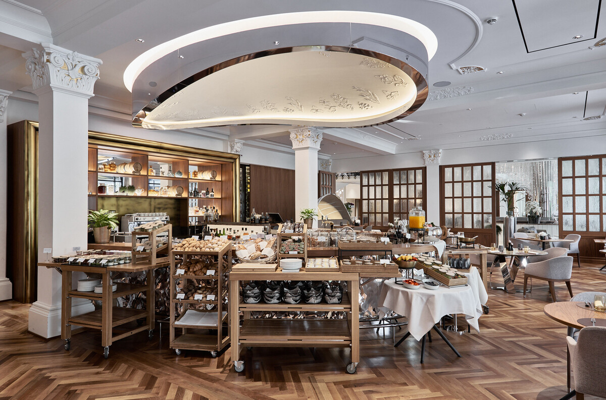 Im Restaurant verve by sven ist ein Tich mit verschiedensten Gerichten gedeckt. Es ist der Frühstückstisch für zwei Personen. Das Restaurant gehört zum Hotel Grand Resort Bad Ragaz, welches ein Superior Luxusresort in der Schweiz ist.