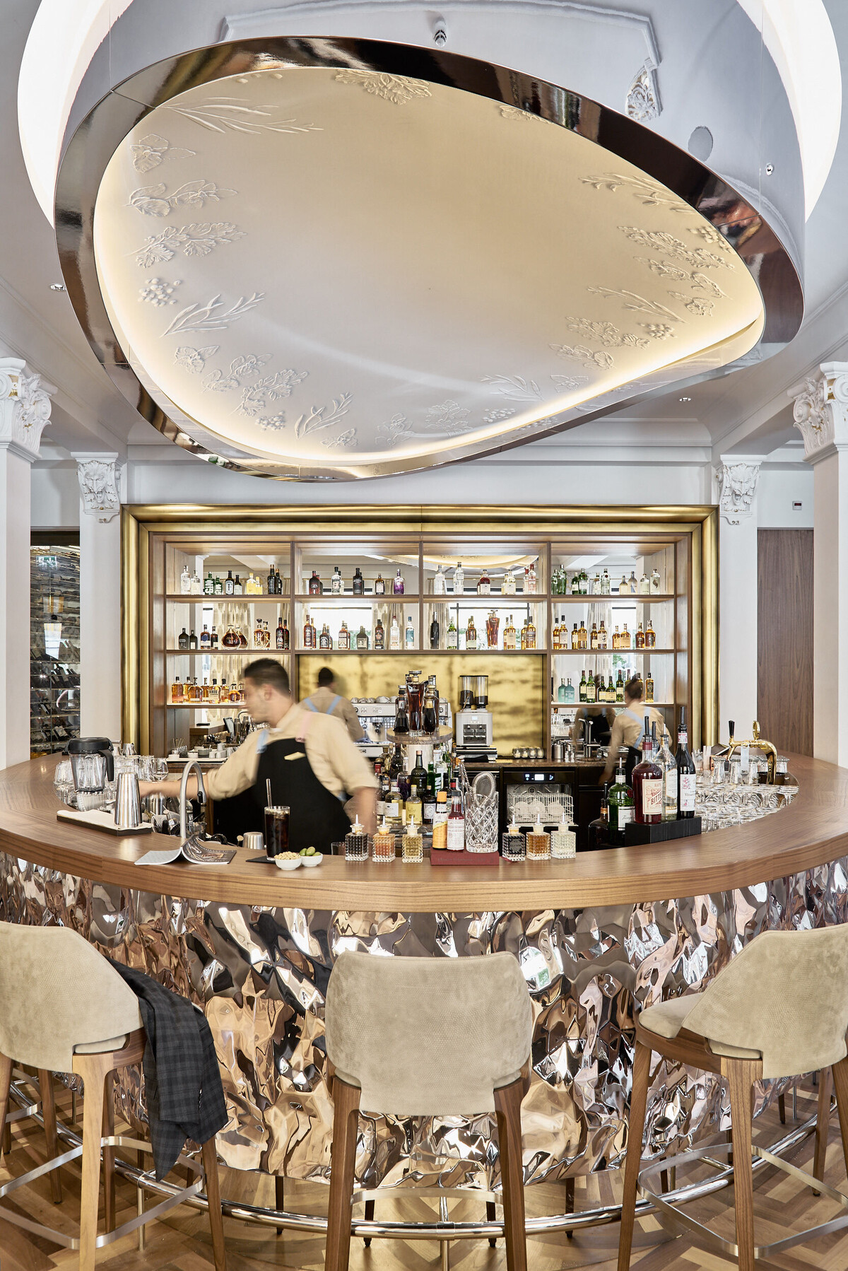 Ein Barkeeper bereitet Drinks in der verve by sven Bar im Grand Resort Bad Ragaz zu