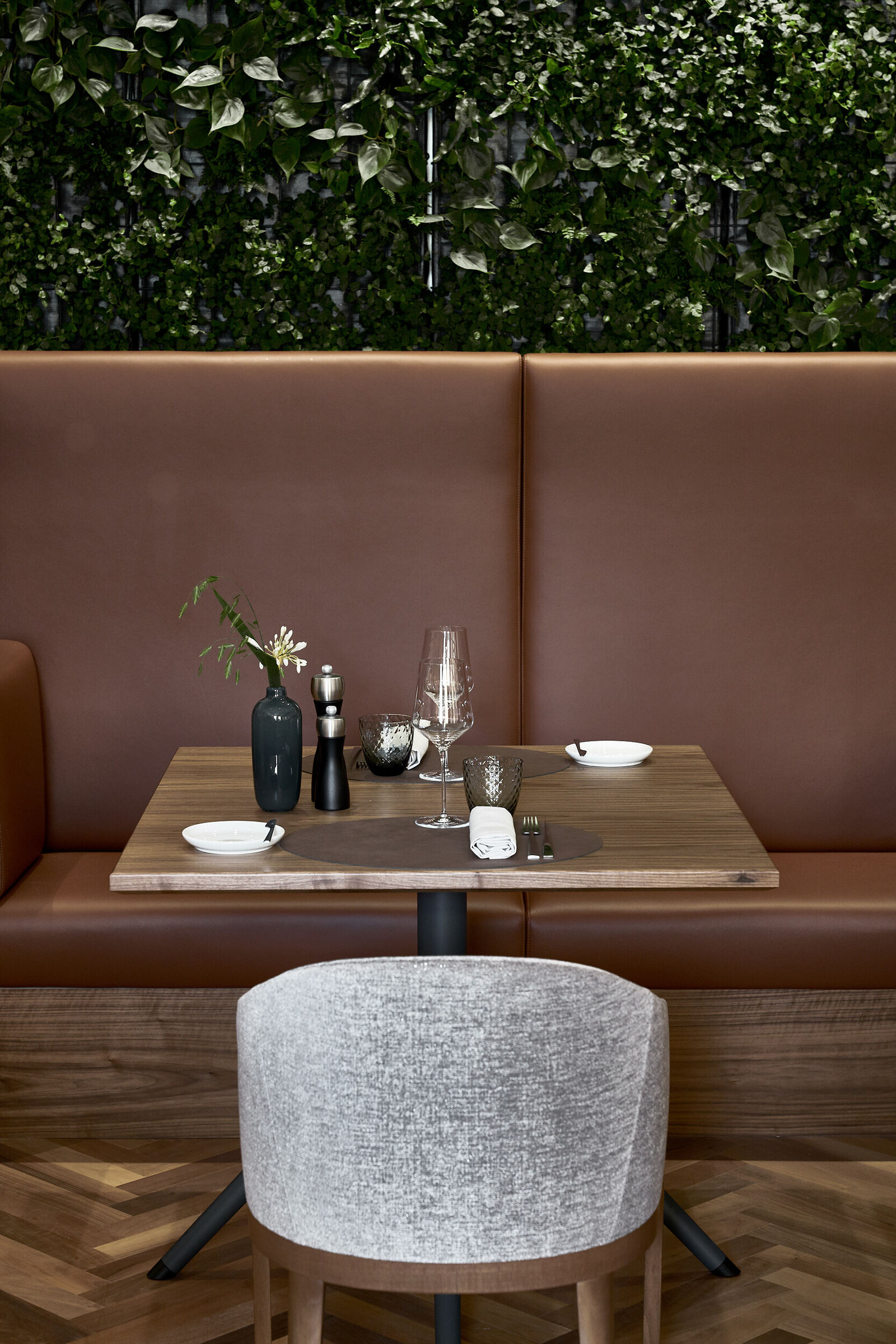 Gedeckter Tisch für zwei Personen im modernen Design.