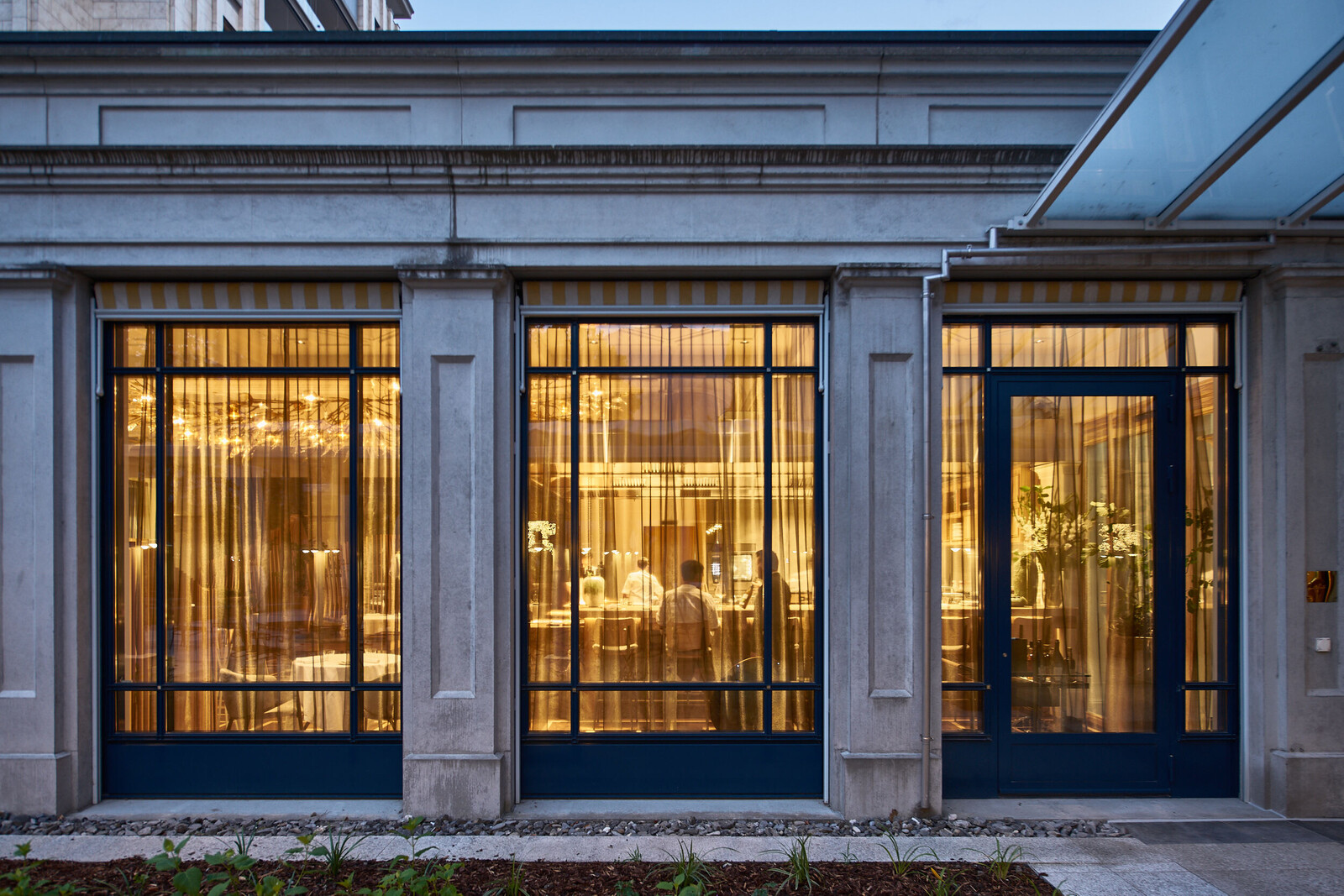 Ein Blick durchs Fenster in die Bar des Hotels Quellenhof im Grand Resort Bad Ragaz