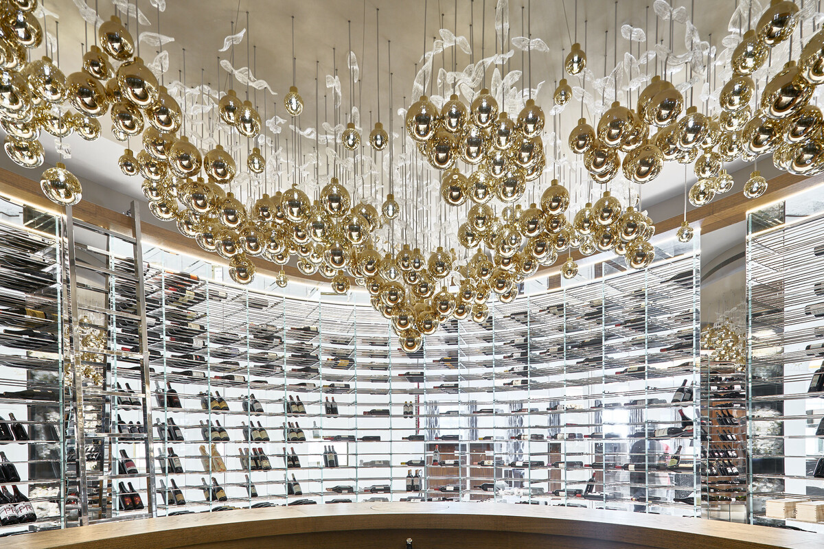 Blick in den gläsernen Weinschrank im Restaurant Verve by sven.