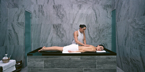 Eine Dame genießt eine Haki Massage im Wellnessbereich des Grand Resort Bad Ragaz.
