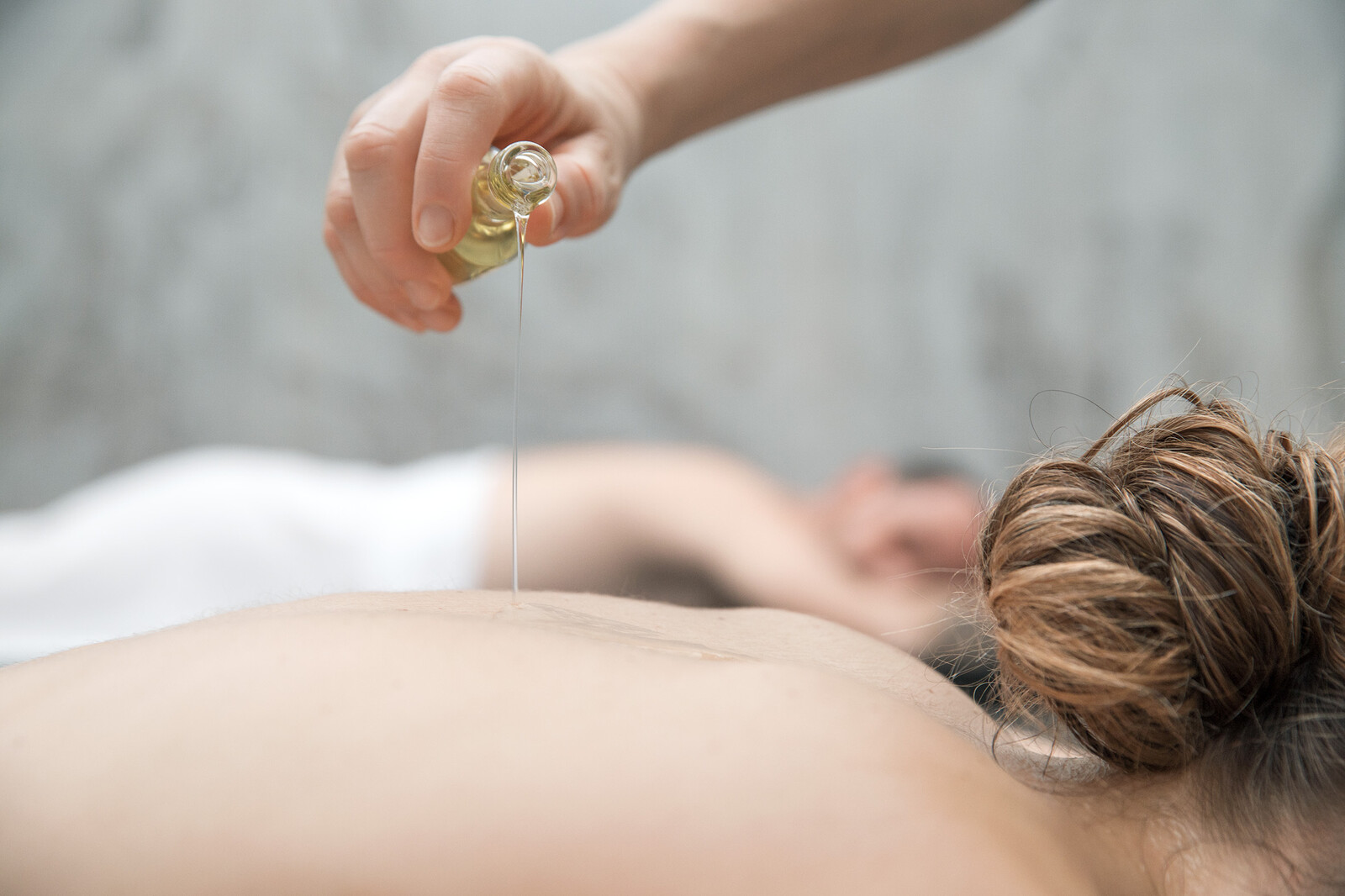 Zwei Hotelgäste genießen die Haki Rituale Behandlung im Wellnessbereich des Grand Resorts Bad Ragaz.