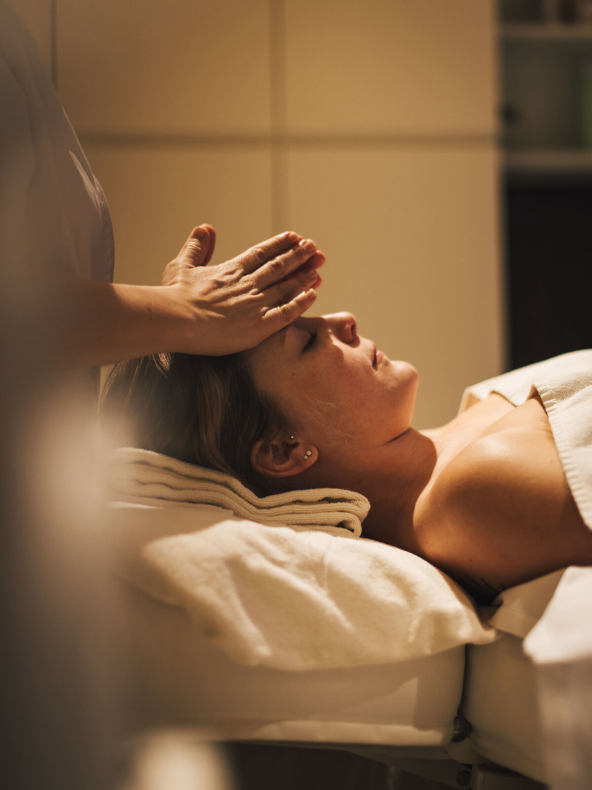 Eine Frau geniesst eine Inner Balance Chakra Behandlung im Thermal Spa im Grand Resort Bad Ragaz.