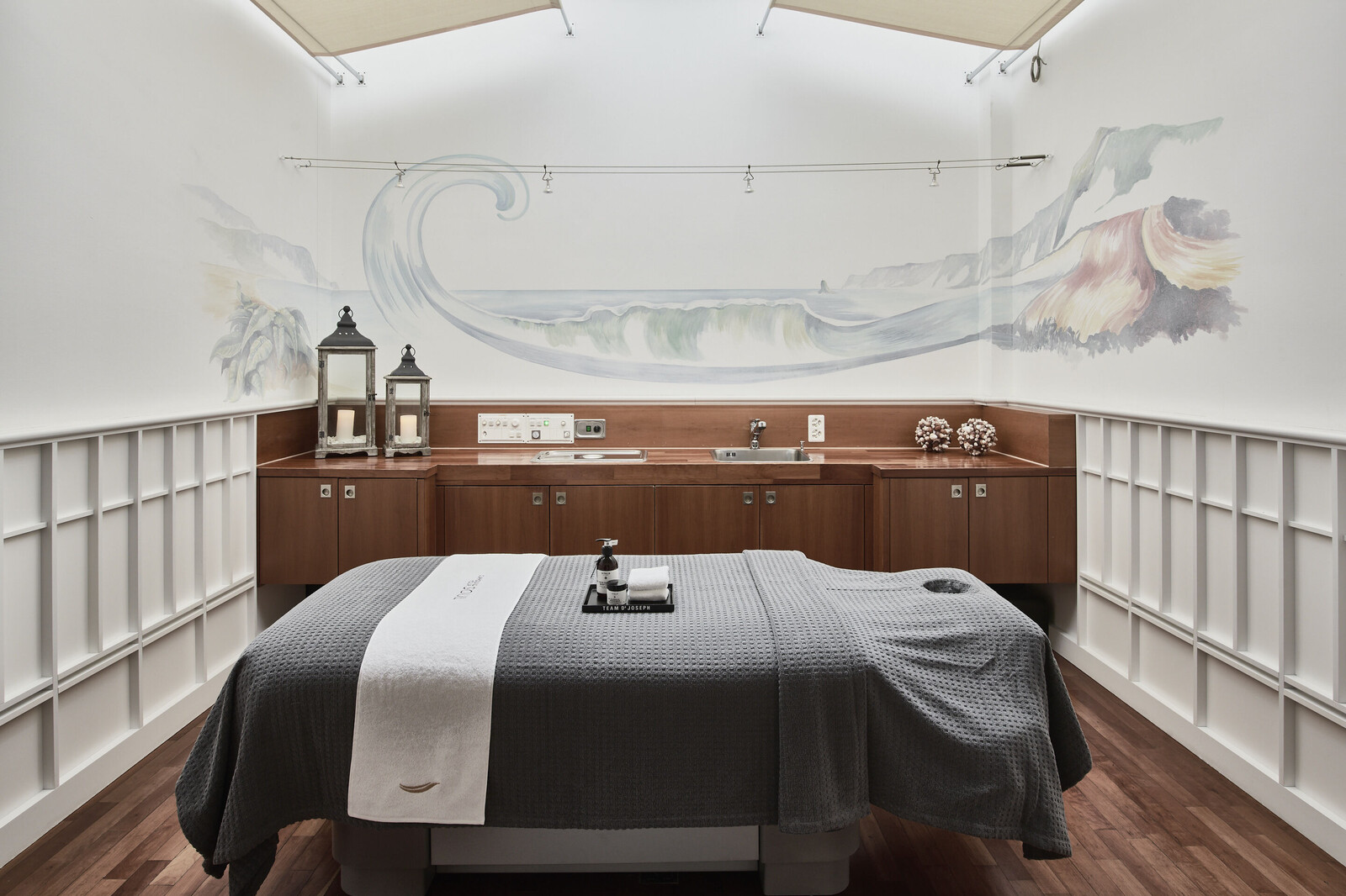 Ein heller Behandlungsraum mit einer Massageliege im Thermal Spa des Hotels Grand Resort Bad Ragaz.