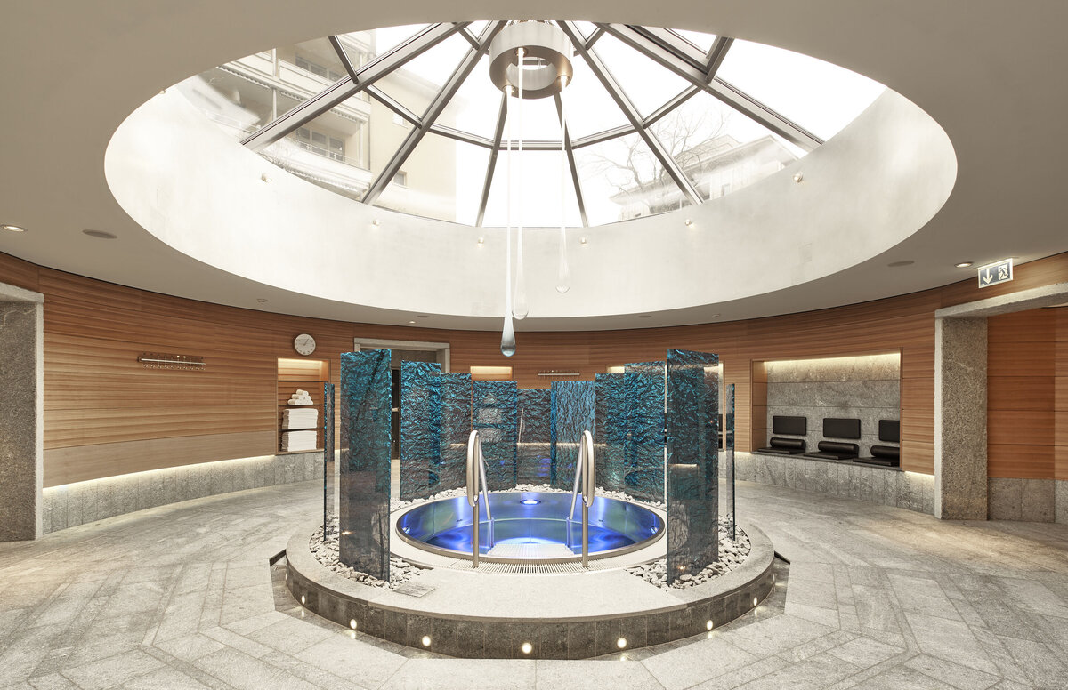 Eingangsbereich der Saunawelt mit einem Jacuzzi im Wellnesshotel Grand Resort Bad Ragaz.