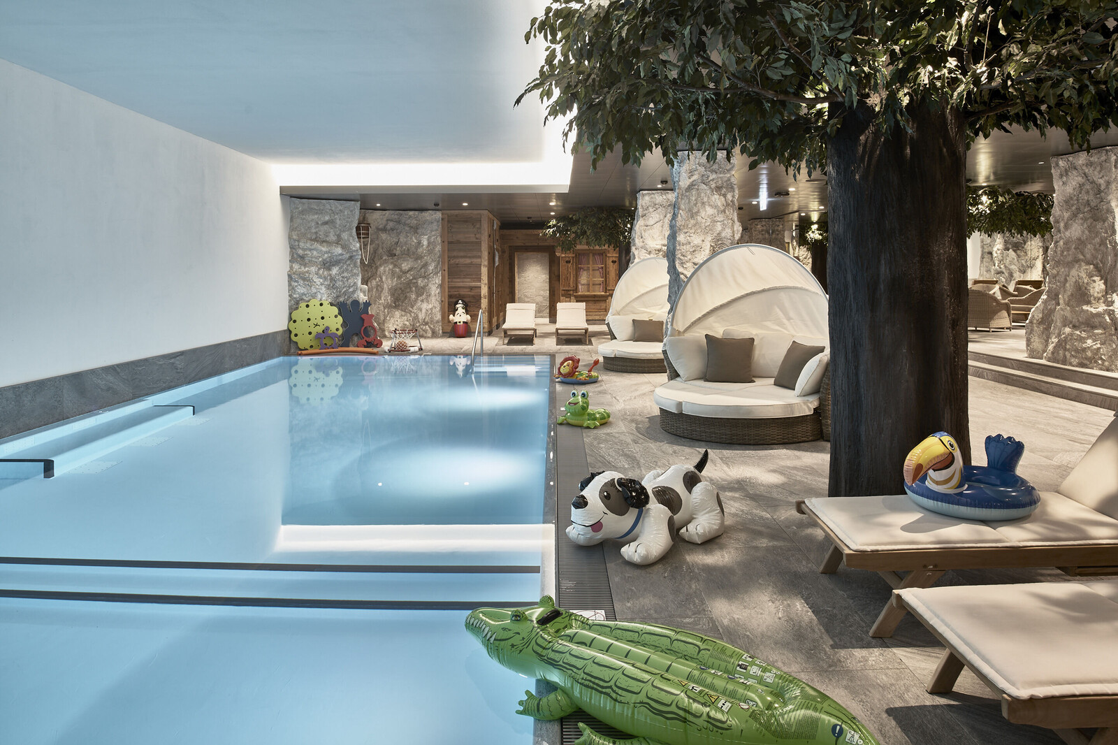 View of the family-friendly indoor pool at the Family Spa of the Wellness Hotel Grand Resort Bad Ragaz.
