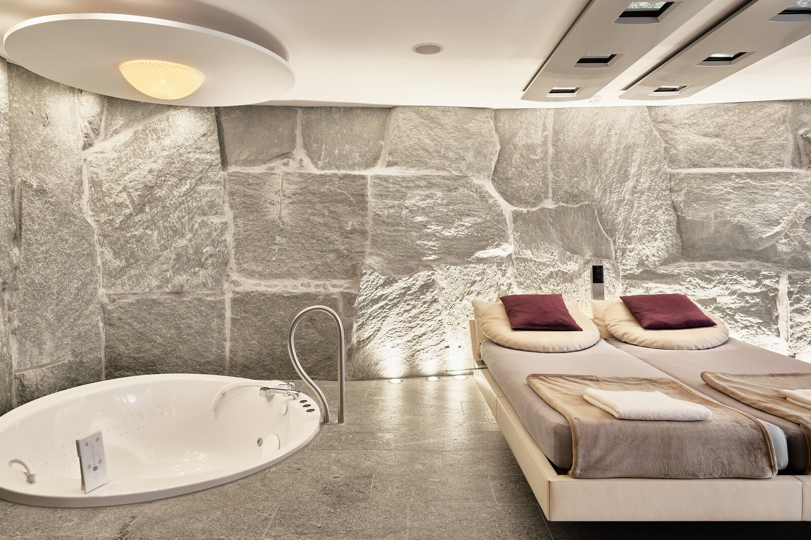 Eine Badewanne und zwei Massageliegen im Privat Spa im Grand Resort Bad Ragaz.