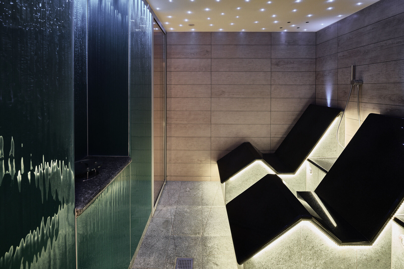 The superior luxury resort Grand Resort Bad Ragaz offers a little more peace and relaxation in its private area in its thermal spa. This is a room with glowing chairs and a ceiling of small lights that make the room look like a starry sky.