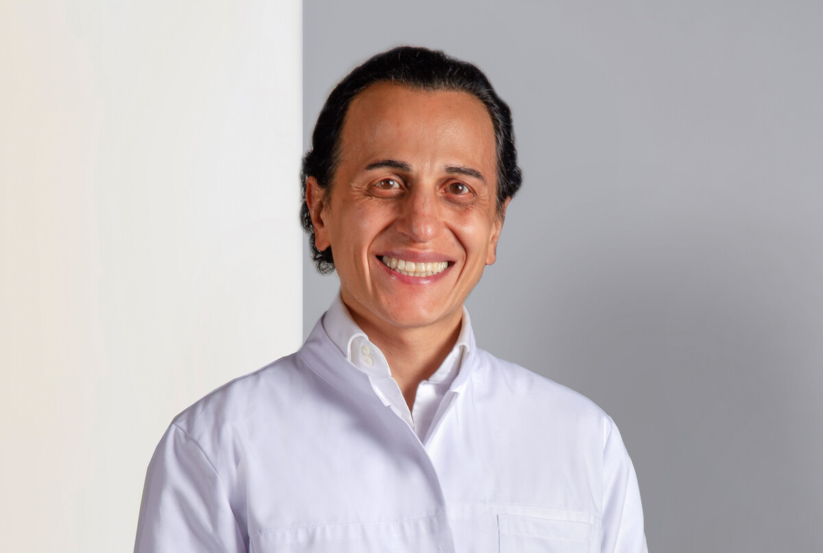 Porträt von  Dr. med. Ali Pirayesh, Facharzt für rekonstruktive und ästhetische Chirurgie.