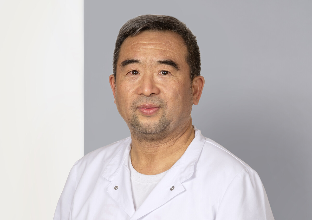 Porträt von Yifu Wang, Fachtherapeut für Traditionelle Chinesische Medizin.