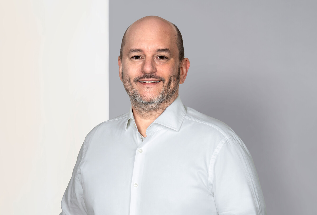 Der Arzt Gerald Heinzle positioniert für ein Portrait im Medizinischen Zentrum. Das Medizinische Zentrum ist an das Hotel Grand Resort Bad Ragaz angebaut, welches ein Superior Luxusresort in der Schweiz ist.