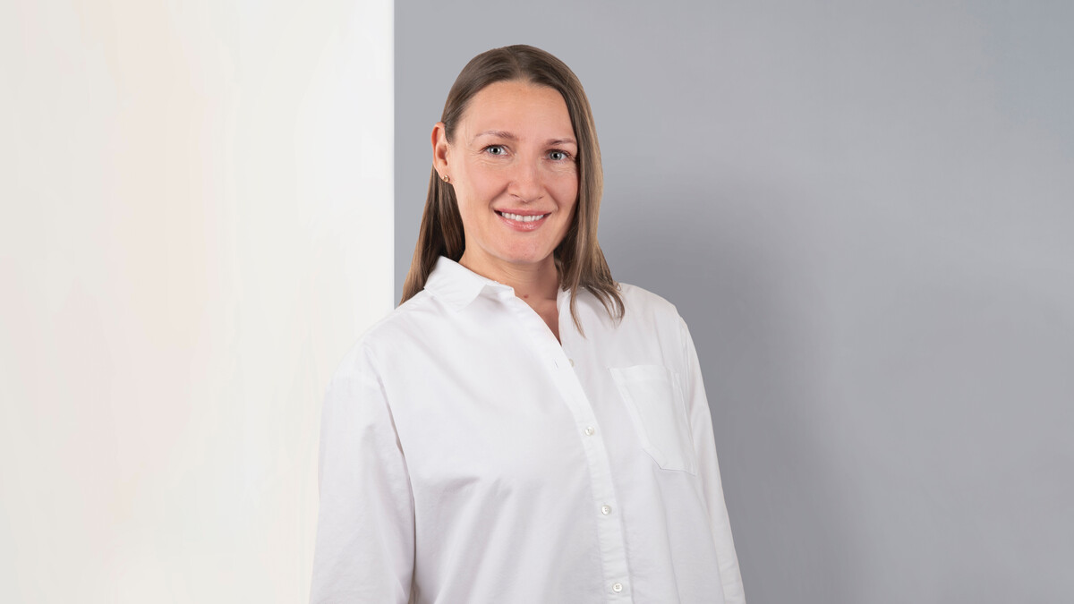 Die Ärztin Elena Dementyeva positioniert für ein Portrait im Medizinischen Zentrum. Das Medizinische Zentrum ist an das Hotel Grand Resort Bad Ragaz angebaut, welches ein Superior Luxusresort in der Schweiz ist.