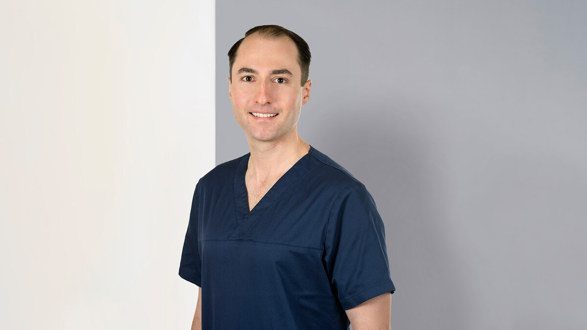 Ein porträt von Dr. med. dent. Florian Marxer praxisleiter der Zahnarztpraxis Perfect Smile des Grand Resort Bad Ragaz.