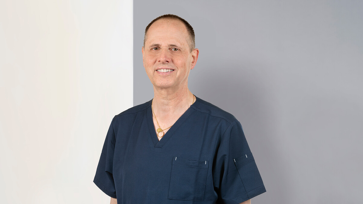 Ein Porträt von Dr. med. Dr. med. dent. Bruno Degiacomi Zahnarzt in der Zahnarztpraxis Perfect Smile des Grand Resort Bad Ragaz.