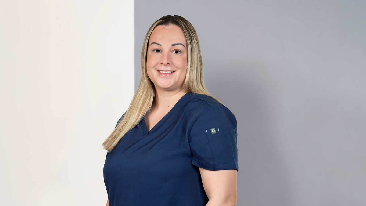 Ein Porträt von Andrea Vuleta Prophylaxeassistentin in der Zahnarztpraxis Perfect Smile des Grand Resort Bad Ragaz.