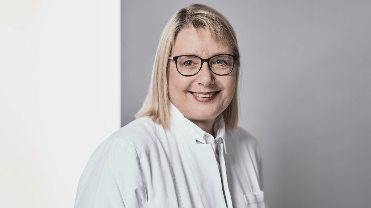 Ein Porträt von Dr. med. Edith Rehli-Wolfinger, Fachärztin FMH für plastische, rekonstruktive und ästhetische Chirurgie.