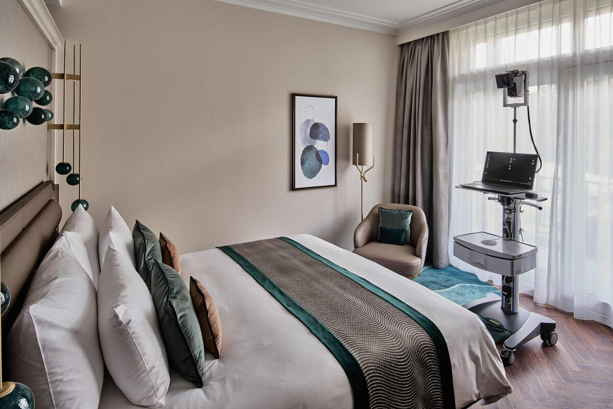 Ein Zimmer im Grand Hotel Hof Ragaz wurde mit Geräten ausgestattet um den Schlaf eines Patienten zu messen.