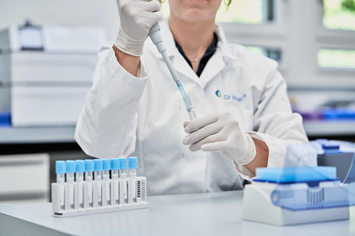 Frau arbeitet mit verschiedenen Proben in einem Labor.