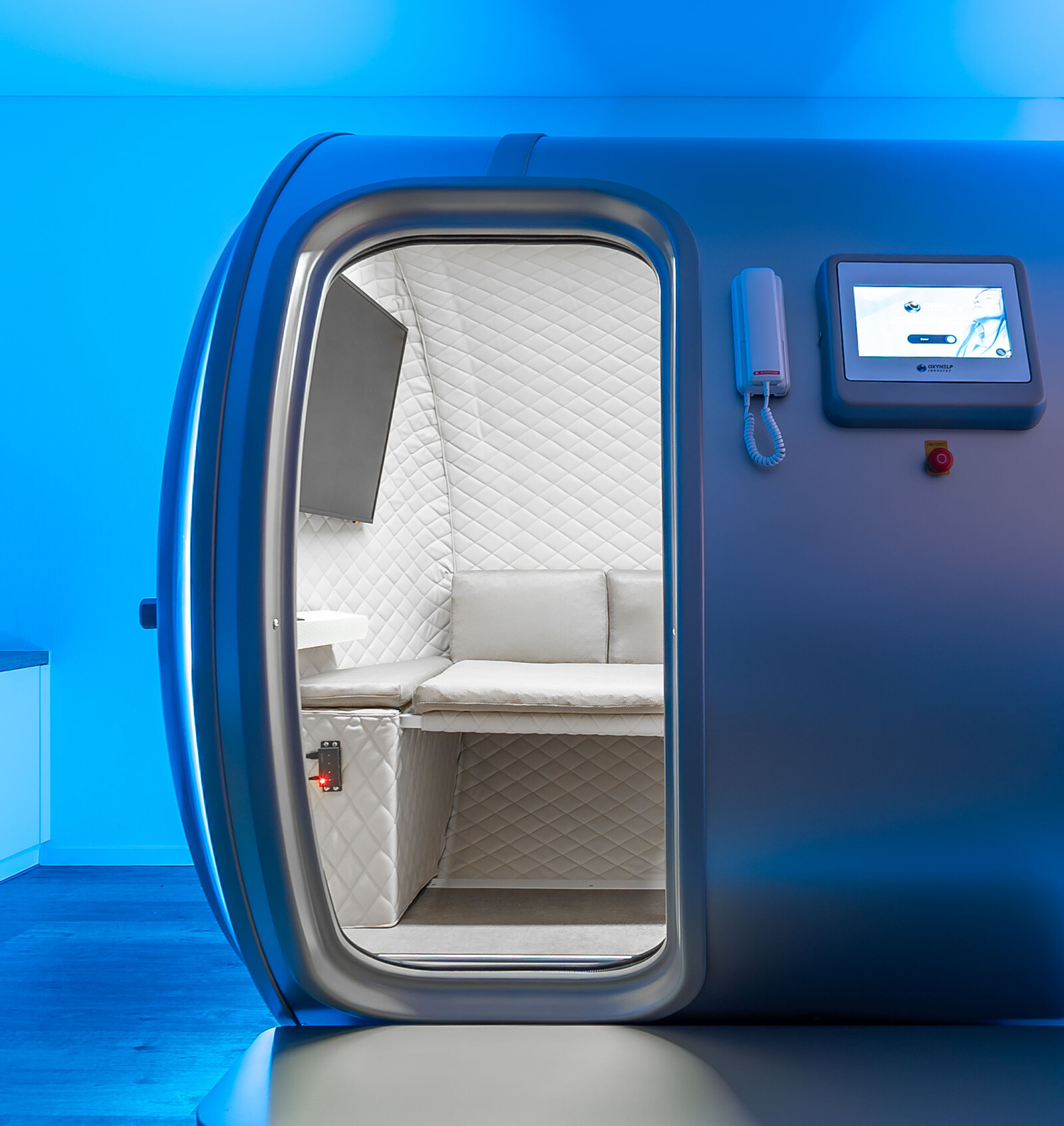 HBOT Kapsel von Aussen, Sie steht im Medizinischen Zentrum des Grand Resort Bad Ragaz.