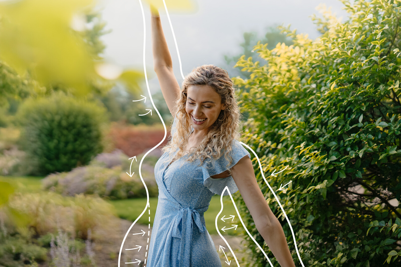 Eine lächelnde Frau in einem blauen Kleid steht in einem üppigen Garten und hebt freudig einen Arm. Weiße illustrative Linien und Pfeile zeichnen ihre Form und Bewegung nach.