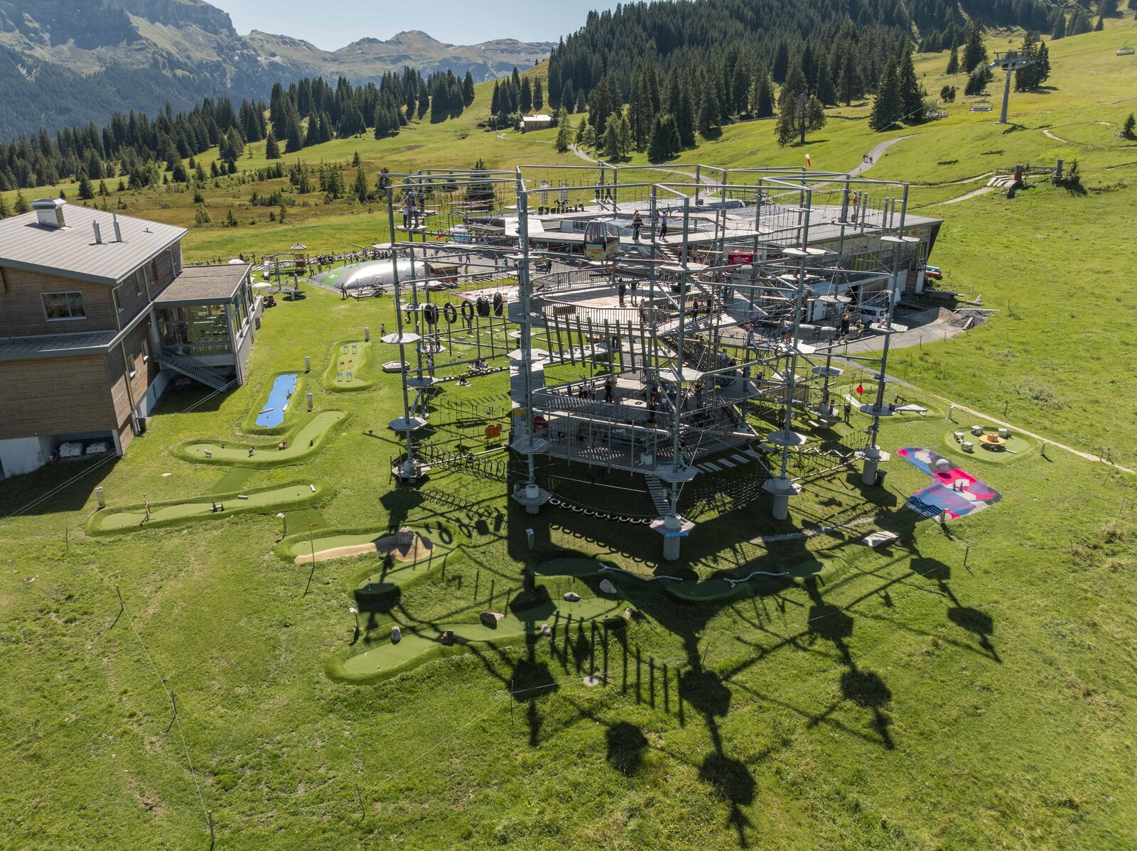Flumserberg - Kletteranlage in Mitten einer farbenfrohen Naturlandschaft