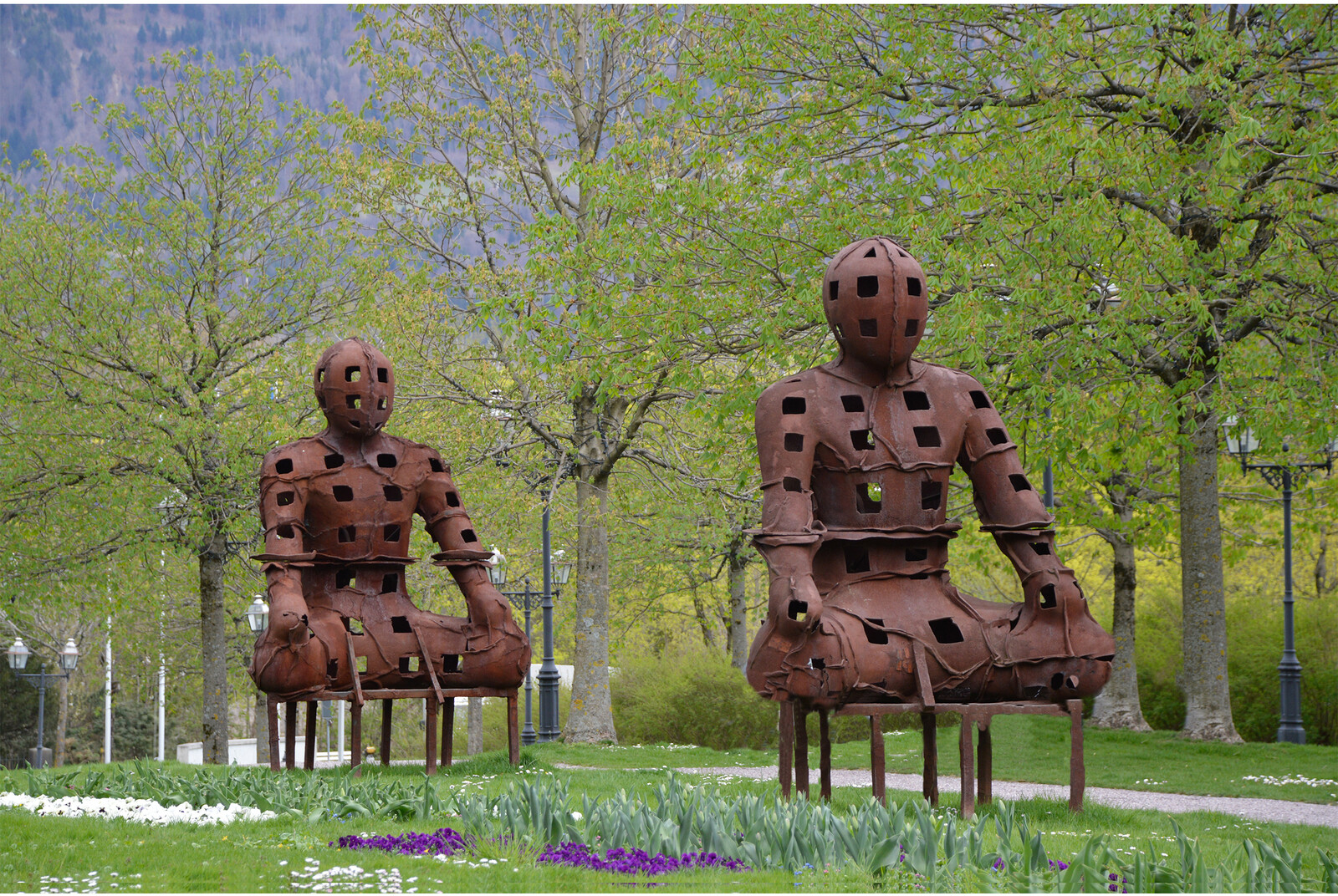 The Guardians von Xavier Mascarò: Diese Skulpturen finden Sie entlang der Einfahrt zum Haupteingang des Grand Resort Bad Ragaz. Ganz nach Mascaròs Stil wirken diese aus Gusseisen gefertigten Skulpturen eher grob.